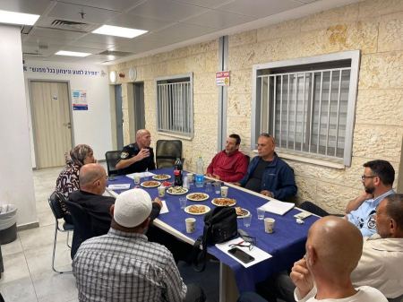 الشرطة تجتمع مع اهالٍ من جسر الزرقاء استعدادًا لحلول شهر رمضان المبارك
